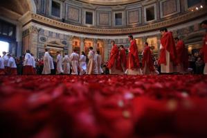 371534 Lancio di petali di rosa al Pantheon in occasione della Pentecoste