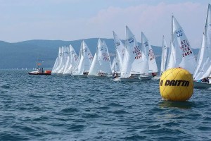 Tra le barche in regata - visita guidata sulla motonave Sabazia-Mondiale al Lago di Bracciano