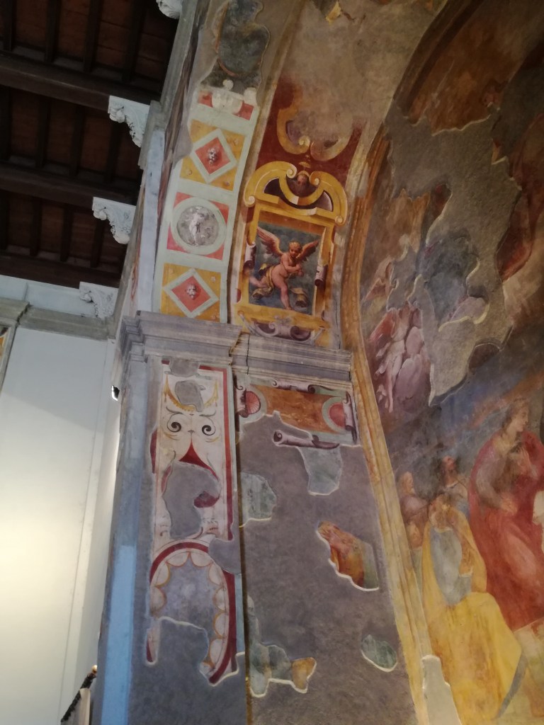 Particolari degli affreschi della chiesa