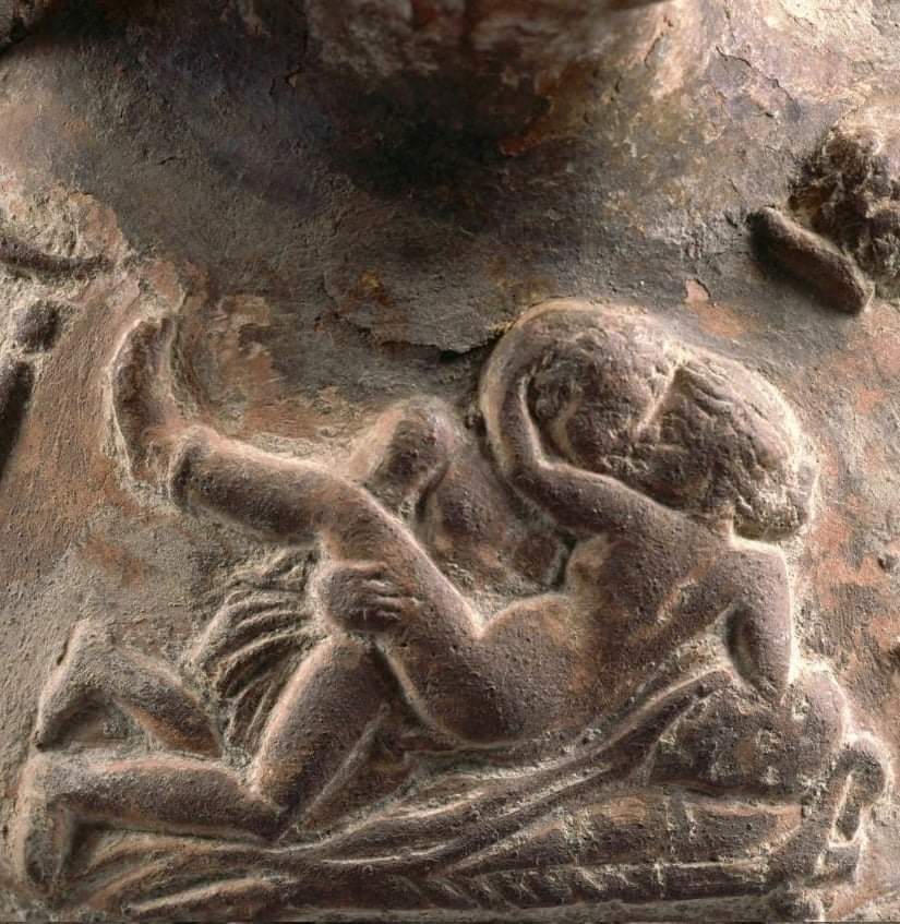 Lagynos in terracotta con scene erotiche in rilievo